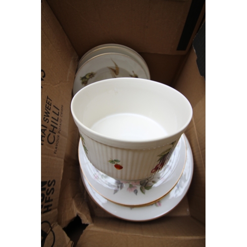 271 - Various selection of ROYAL WORCESTER dinnerware including Evesham tureen, fruit sprays, wild harvest... 