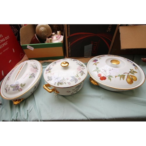 271 - Various selection of ROYAL WORCESTER dinnerware including Evesham tureen, fruit sprays, wild harvest... 