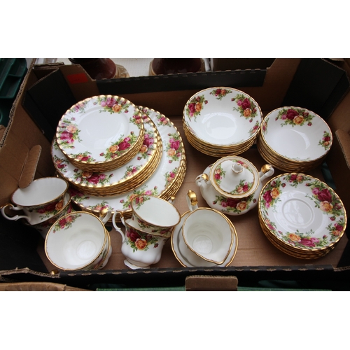 51 - Fine selection of Royal Albert Old Country Rose to include dinner plates, side plates, bowls, cups, ... 