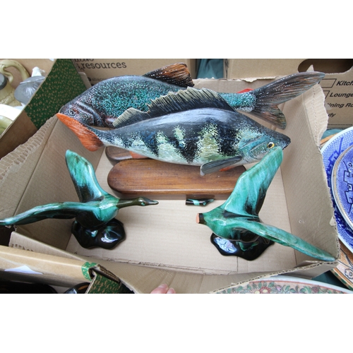 8 - 2 metal fish on wooden stands and 2 ceramic geese, 1 damaged