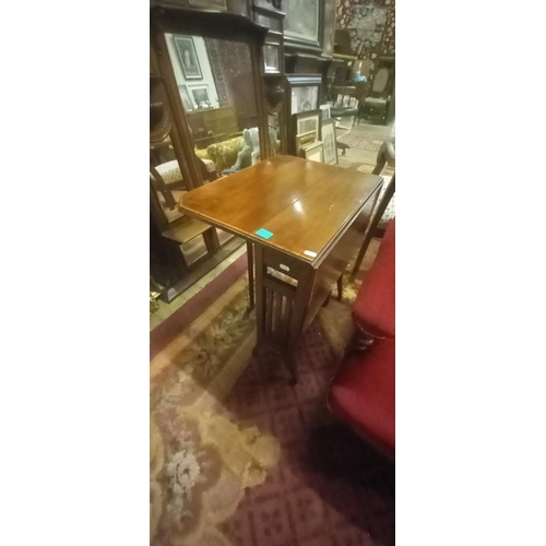 111 - Edwardian Mahogany Sutherland Table with crossbanded decoration