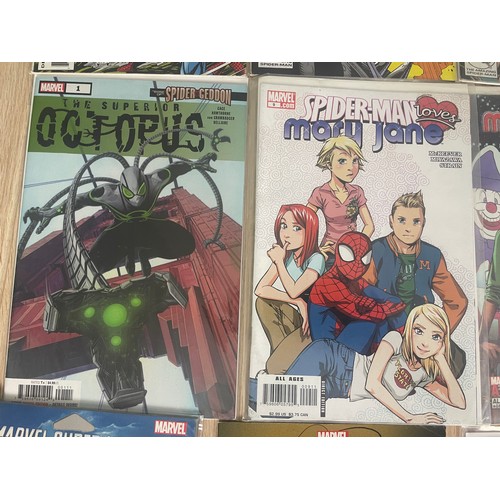 23 - SPIDER-MAN & SPIDER-MAN RELATED COMIC BUNDLE. 23 Marvel Comics. Including Amazing Spider-man, Spider... 
