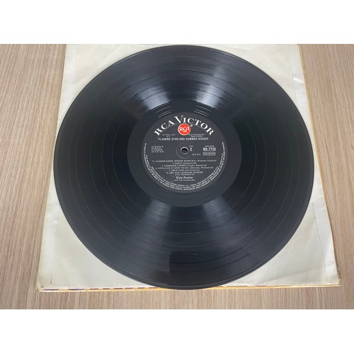 197 - ELVIS PRESLEY VINYL LP - FLAMING STAR & SUMMER KISSES. UK RCA BLack Label. Vinyl and. sleeve in EX+ ... 