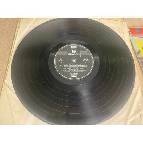 548 - 5 x The Beatles Vinyl Record Albums 33rpm. Featuring : help, please, please me, with the Beatles, ha... 