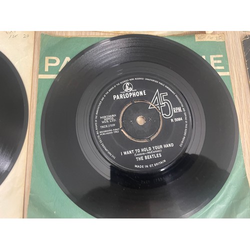 550 - 9 x The Beatles 7” 45 rpm singles many first pressings. 
Featuring: 
Hello, goodbye 1st pressing EX+... 