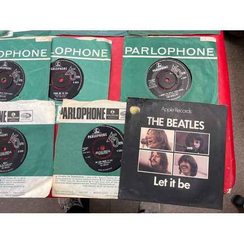 481 - 12 x UK Beatles 45RPM 7