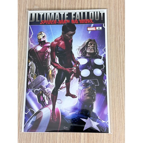 53 - ULTIMATE FALLOUT #4 Bundle. Marvel Comics x 3
Featuring:
Ultimate Fallout #4 Fascimile (reprint of f... 