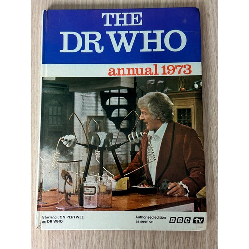 342 - DOCTOR WHO ANNUAL 1973 - RARE & COLLECTIBLE.
Some inside  repairs see pics.