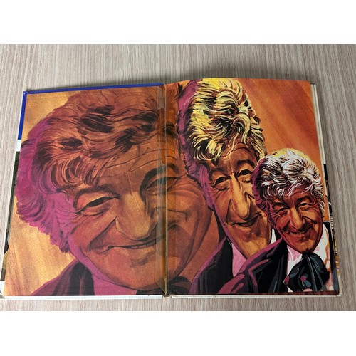 342 - DOCTOR WHO ANNUAL 1973 - RARE & COLLECTIBLE.
Some inside  repairs see pics.