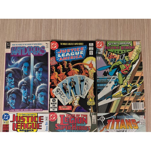 91 - DC Comics Bundle - 9 Comics inc The Wanderers #1, Teen Titans, Justice League. VG/FN Condition