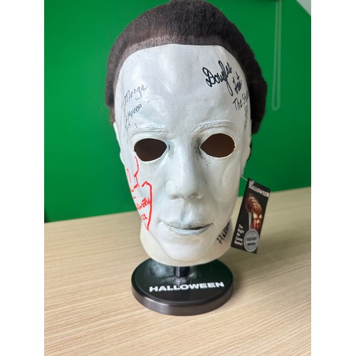 261 - HALLOWEEN MASK HAND SIGNED BY FIVE DIFFERENT MICHAEL MYERS ACTORS.
This is a rare and unique item fe... 