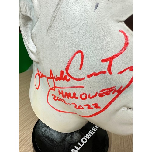 261 - HALLOWEEN MASK HAND SIGNED BY FIVE DIFFERENT MICHAEL MYERS ACTORS.
This is a rare and unique item fe... 