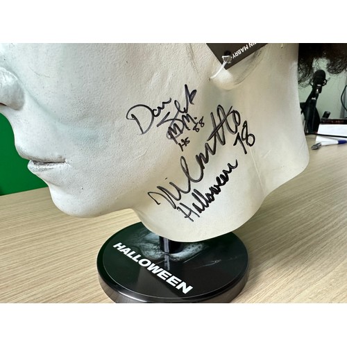 261 - HALLOWEEN MASK HAND SIGNED BY FIVE DIFFERENT MICHAEL MYERS ACTORS.
This is a rare and unique item fe... 