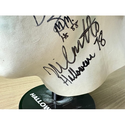 261 - HALLOWEEN MASK HAND SIGNED BY FIVE DIFFERENT MICHAEL MYERS ACTORS.
This is a rare and unique item fe... 