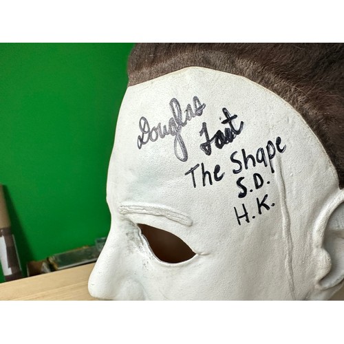 261 - HALLOWEEN MASK HAND SIGNED BY FIVE DIFFERENT MICHAEL MYERS ACTORS.
This is a rare and unique item fe... 