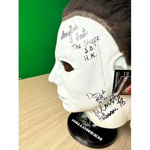 261 - HALLOWEEN MASK HAND SIGNED BY FIVE DIFFERENT MICHAEL MYERS ACTORS.
This is a rare and unique item fe... 