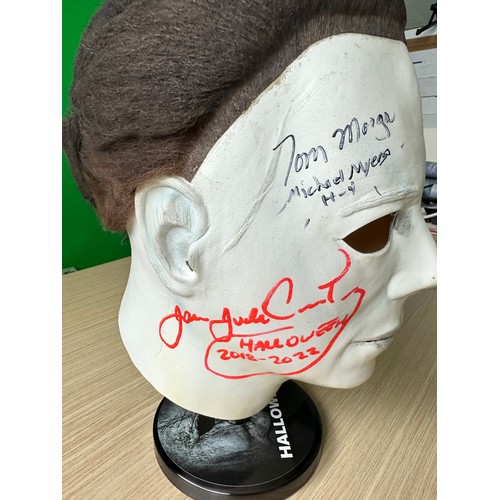 261 - HALLOWEEN MASK HAND SIGNED BY FIVE DIFFERENT MICHAEL MYERS ACTORS.
This is a rare and unique item fe... 