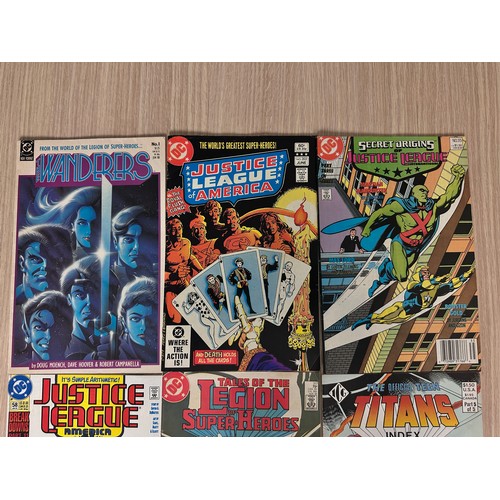 261 - DC Comics Bundle - 9 Comics inc The Wanderers #1, Teen Titans, Justice League. VG/FN Condition