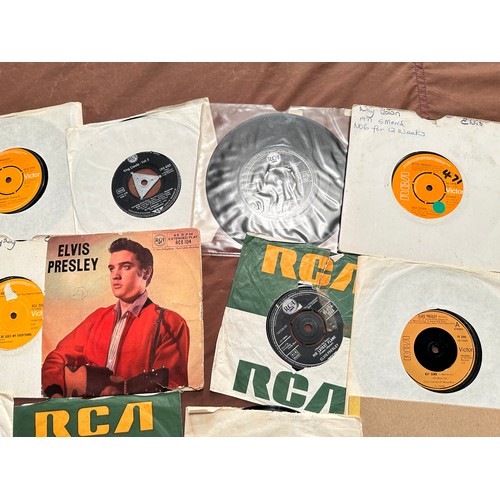 619 - A collection of 17 x Elvis Presley 7