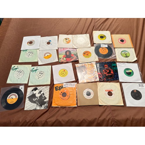 624 - A collection of 20+ reggae 7 inch vinyl singles 45 RPM. See pics for titles