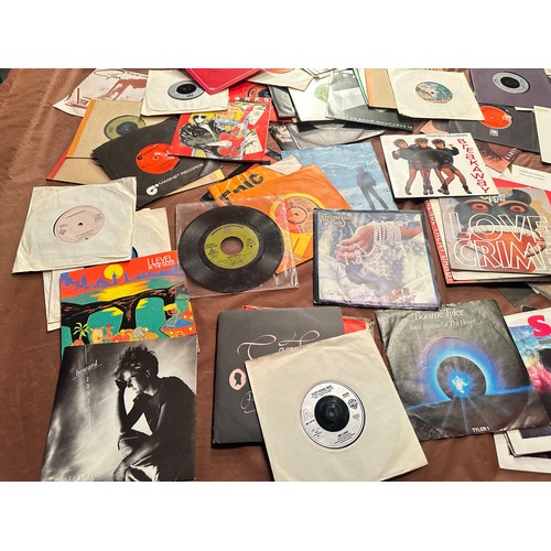 622 - A collection of 160+ 70's and 80's 7 inch vinyl singles 45 RPM. Featuring: Simply Red, Thompson Twin... 