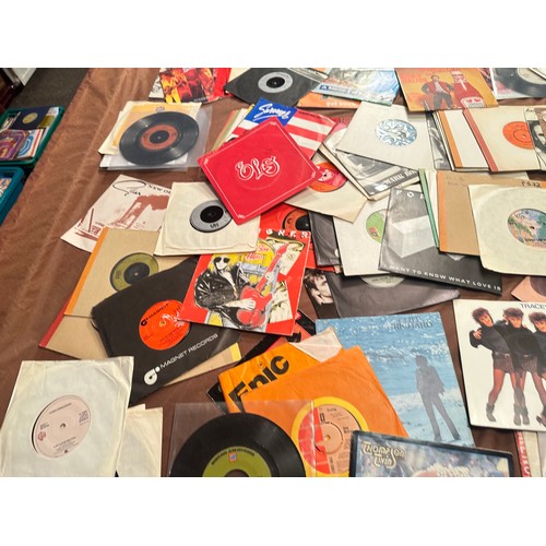 622 - A collection of 160+ 70's and 80's 7 inch vinyl singles 45 RPM. Featuring: Simply Red, Thompson Twin... 