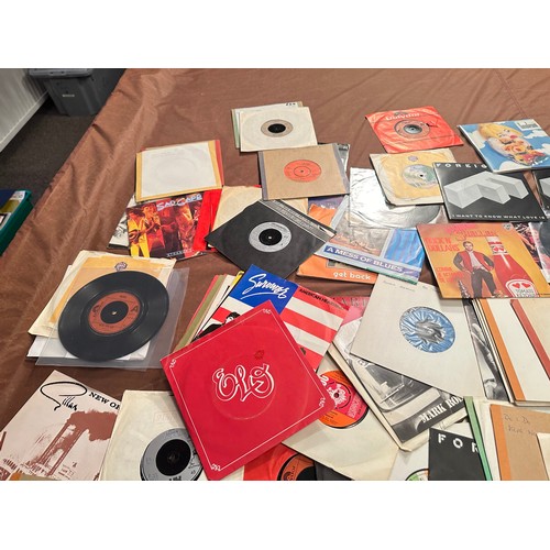 622 - A collection of 160+ 70's and 80's 7 inch vinyl singles 45 RPM. Featuring: Simply Red, Thompson Twin... 