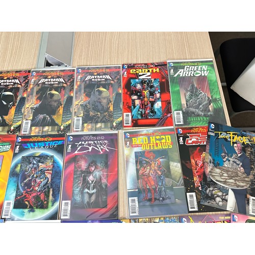 525 - DC Lenticular covers (Futures End, Villains takeover), 32 in total. All FN/VFN Condition. DC Comics.