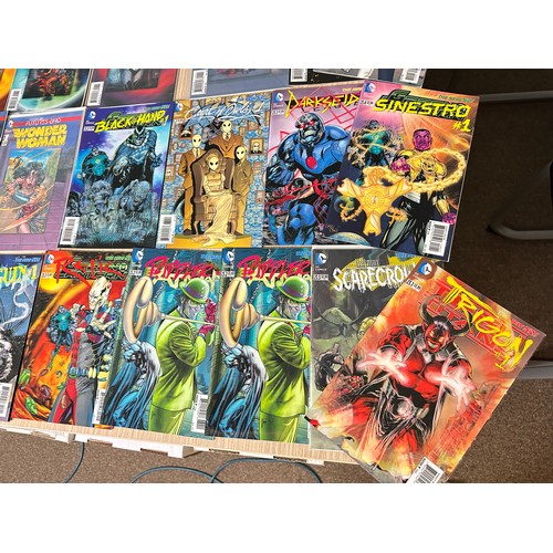 525 - DC Lenticular covers (Futures End, Villains takeover), 32 in total. All FN/VFN Condition. DC Comics.