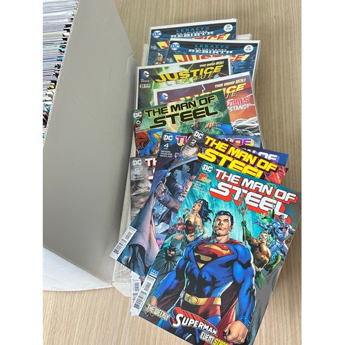 564 - LARGE MODERN DC COMICS BUNDLE 250+ COMICS. Featuring Superman, Batman, Green Lantern, Aquaman, Justi... 