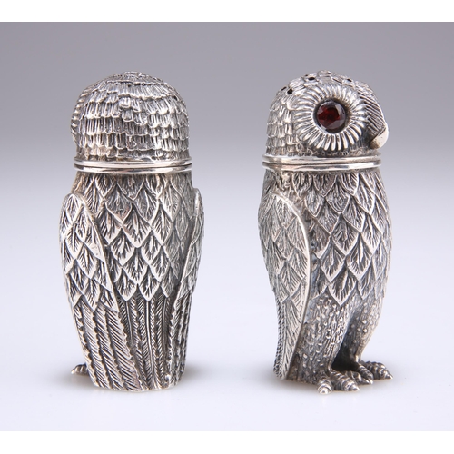 1046 - A PAIR OF WHITE METAL NOVELTY PEPPER POTS, each stamped '925' and in the form of an owl, with facet-... 