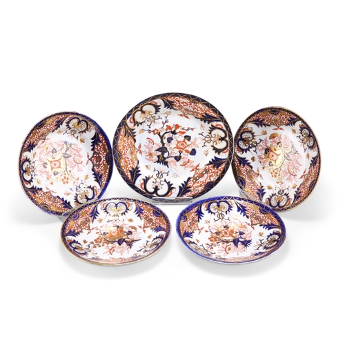 69 - A GROUP OF FIVE EARLY 19TH CENTURY DERBY IMARI PATTERN PLATES, each decorated in the characteristic ... 