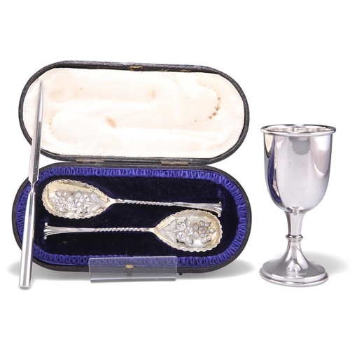 1040 - A PAIR OF EDWARDIAN SILVER-GILT BERRY SPOONS, by Thomas Levesley (probably), LondonÊ1901, each gilde... 