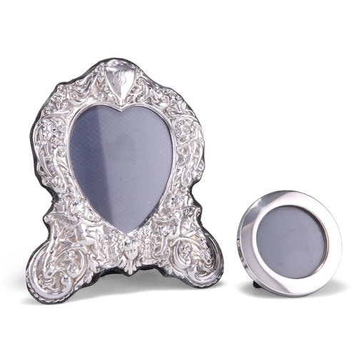 1056 - AN ELIZABETH II SILVER PHOTOGRAPH FRAME,Êby D R & S, London 1988, embossed with winged cherubs and s... 