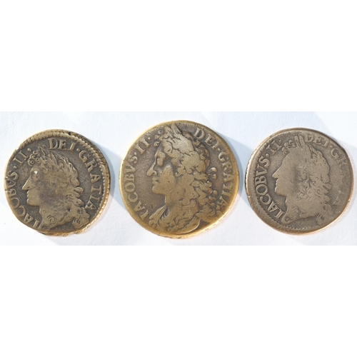 320 - Ireland, 3x James II (1685 - 1688) Gunmoney halfcrowns consisting of: August 1689, 14.41 grams, 31.6... 