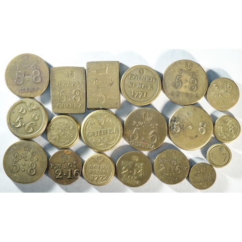 378 - A collection of 19x coin weights, 18th century consisting of: 3x quarter guiner, 6x half guineas, 9x... 