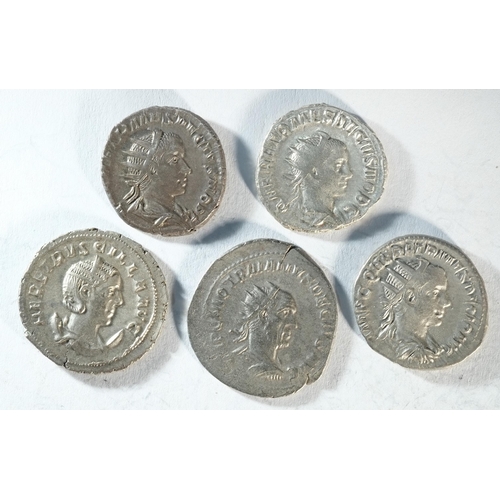 38 - 5x silver antoninianii consisting of: Trajan Decius (249 - 251 CE), PVDICITIA AVG, pudicita drawing ... 