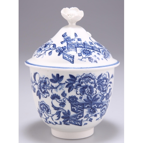 114 - A CAUGHLEY SUCRIER AND COVER, CIRCA 1785, underglaze blue decorated with the 'Fence' pattern. 12.5cm... 