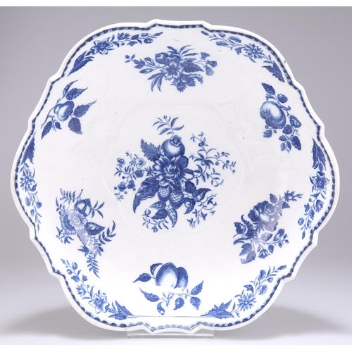 115 - A CAUGHLEY JUNKET OR SALAD BOWL, CIRCA 1780, transfer printed in underglaze blue with the 'Pine Cone... 