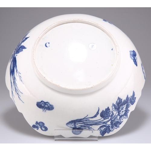 115 - A CAUGHLEY JUNKET OR SALAD BOWL, CIRCA 1780, transfer printed in underglaze blue with the 'Pine Cone... 