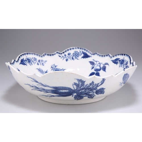 115 - A CAUGHLEY JUNKET OR SALAD BOWL, CIRCA 1780, transfer printed in underglaze blue with the 'Pine Cone... 