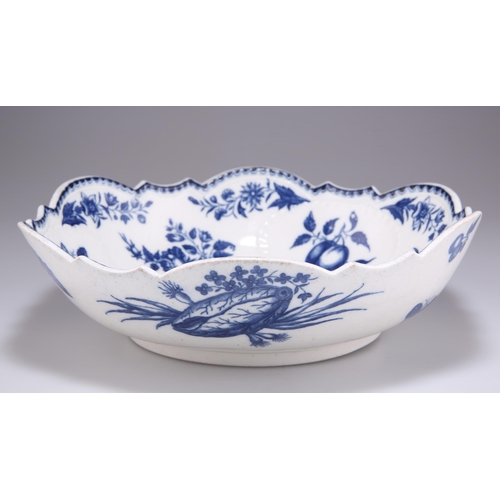 115 - A CAUGHLEY JUNKET OR SALAD BOWL, CIRCA 1780, transfer printed in underglaze blue with the 'Pine Cone... 