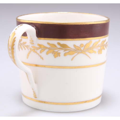 121 - A PINXTON COFFEE CAN, decorated with gilded foliage and ox-blood border. 6.6cm high