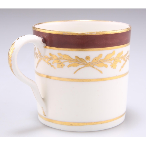 122 - A PINXTON COFFEE CAN, decorated with gilded foliage and ox-blood border. 6.6cm high