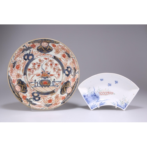 200 - AN 18TH CENTURY JAPANESE IMARI PLATE, circular, decorated in the typical palette, 22.5cm diameter; t... 