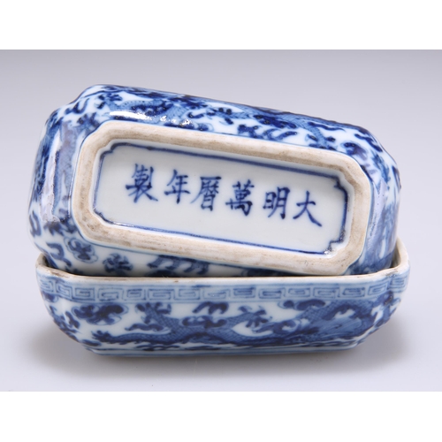 219 - A CHINESE BLUE AND WHITE PORCELAIN SMALL CYLINDRICAL BOX AND COVER, the box and domed cover decorate... 