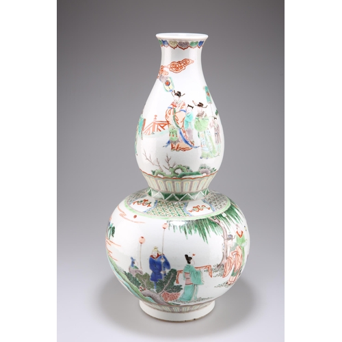 261 - A VERY LARGE CHINESE FAMILLE VERTE DOUBLE-GOURD VASE, painted in the characteristic palette with con... 