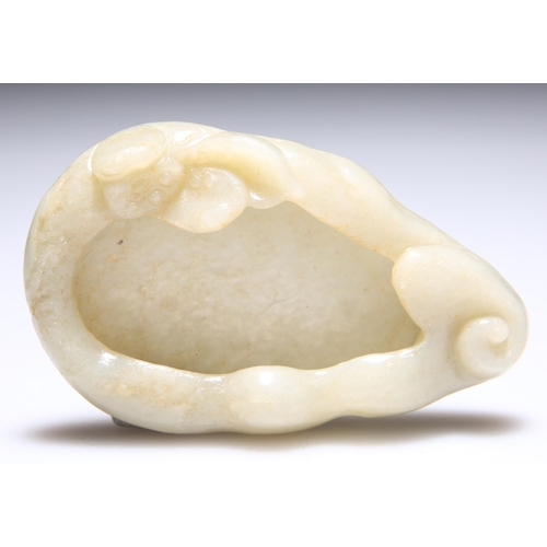 315 - A CARVED JADE LOTUS BRUSH WASHER. 8.8cm by 5.2cm

 View 360 degree spin: https://sarlydro.sirv.com/E... 