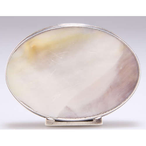 375 - AN EARLY 18TH CENTURY SILVER AND MOTHER-OF-PEARL SNUFF BOX, CIRCA 1725, oval, the hinged cover with ... 