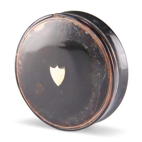 380 - A 19TH CENTURY TORTOISESHELL SNUFF BOX, circular form, the lid inlaid with a central vacant shield c... 